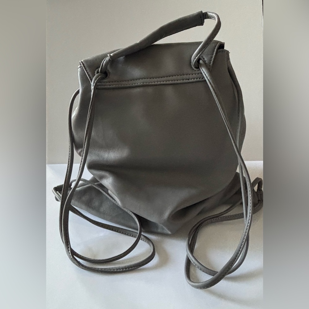 🦋2/25$ CoLab Gray faux soft Leather Pouch Back Pack - Picture 5 of 15